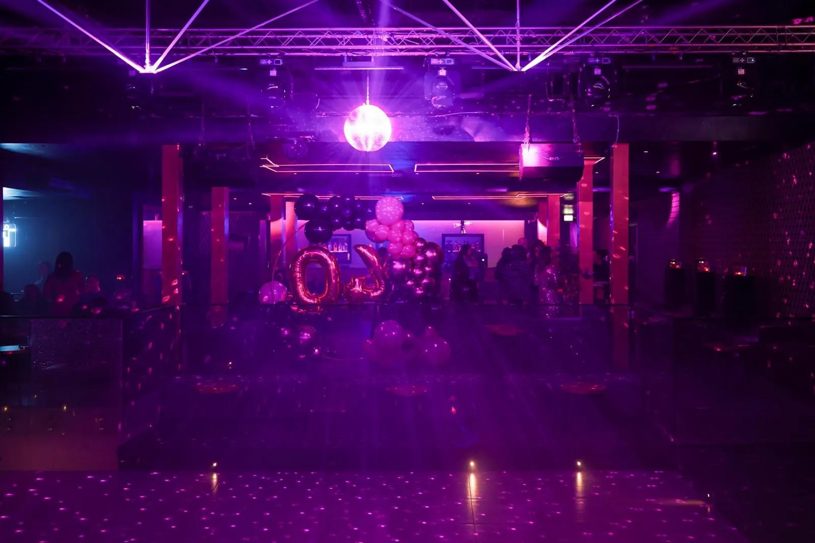 Living Varcaturo festa privata Napoli - living varcaturo sala allestita compleanno 40