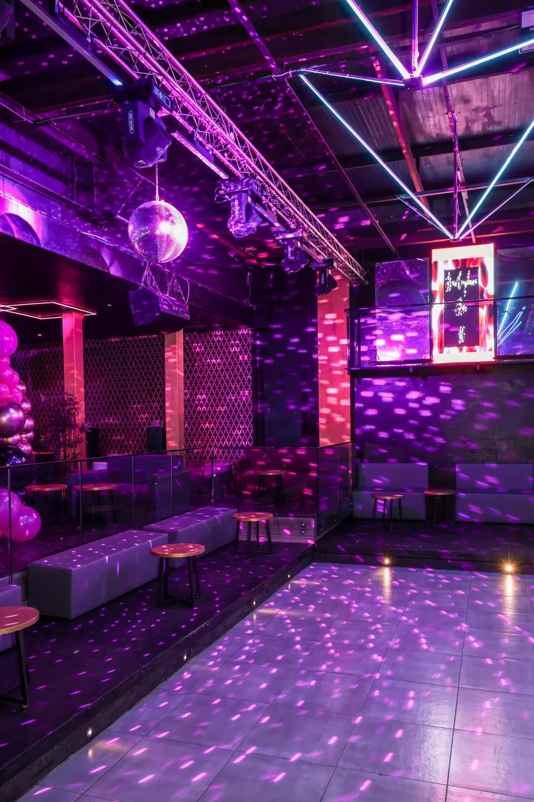 Living Varcaturo festa privata Napoli - living varcaturo sala discoteca verticale 35