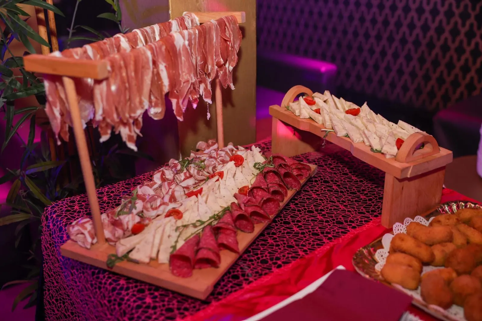 Living Varcaturo festa privata Napoli - living varcaturo sala lounge luci rosa 01